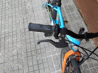 Bicicleta infantil azul y naranja