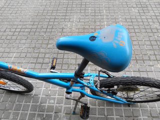 Bicicleta infantil azul y naranja