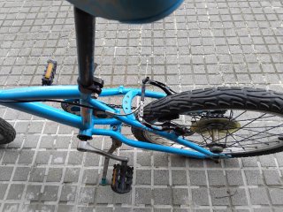 Bicicleta infantil azul y naranja