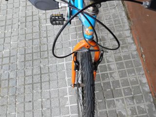 Bicicleta infantil azul y naranja