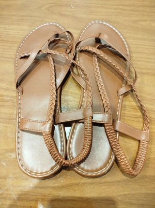 Sandalias planas marrones