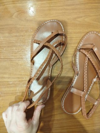 Sandalias planas marrones