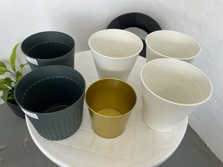 Set di 6 Vasi in Plastica e Metallo