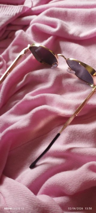 Gafas de sol doradas con lentes morados