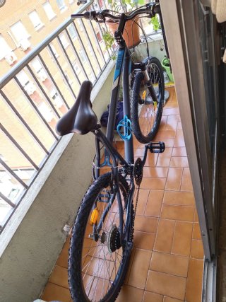 Bicicleta Rockrider Negra y Azul