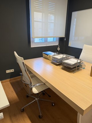 Mesa de oficina cristal y sillas piel