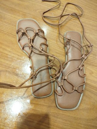 Sandalias marrones atadas