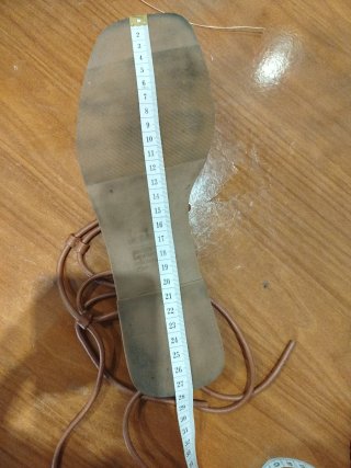 Sandalias marrones atadas