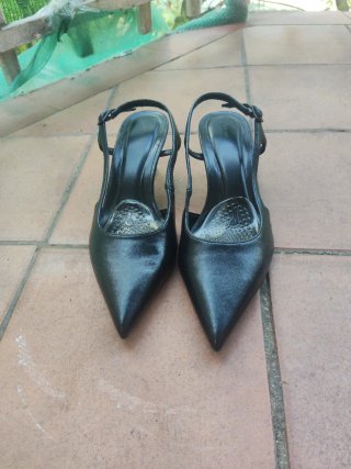 Tacones negros de mujer