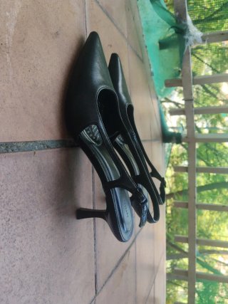 Tacones negros de mujer