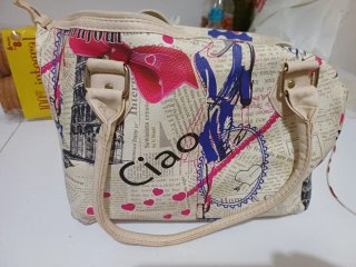 Bolso estampado periódico y lunares