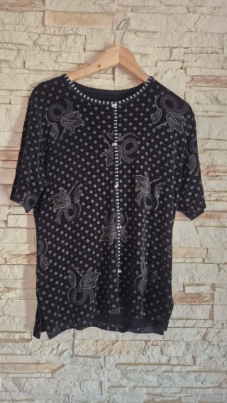 Camiseta vintage negra con detalles plateados