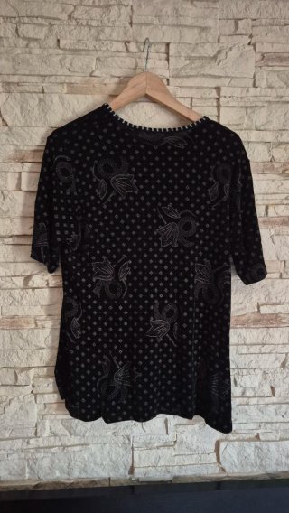 Camiseta vintage negra con detalles plateados