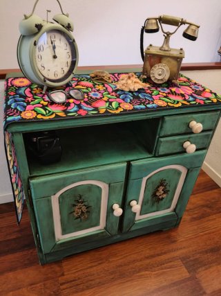 Mueble verde con estampado floral RECOGIDA