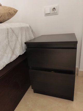 Se venden dos mesitas de noche de madera oscura.