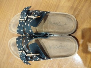 Sandalias negras con hebillas doradas