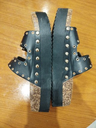 Sandalias negras con hebillas doradas
