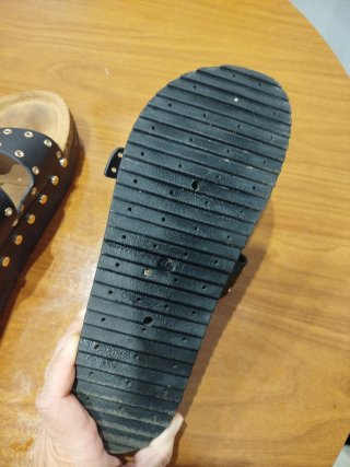 Sandalias negras con hebillas doradas