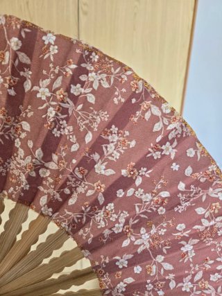 Abanico de tela con flores