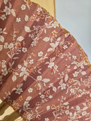 Abanico de tela con flores