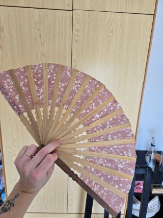 Abanico de tela con flores