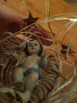 Niño Jesús en pesebre de cristal