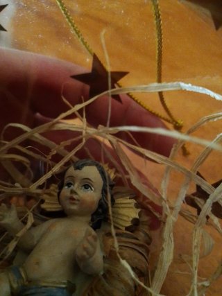 Niño Jesús en pesebre de cristal