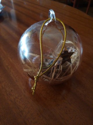 Niño Jesús en pesebre de cristal