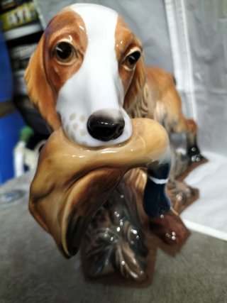Figura de porcelana perro con pato