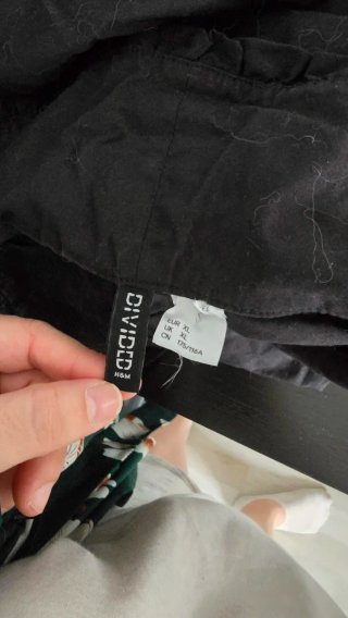 Camisa negra con cuello volante