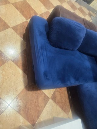 Sofá de tela marrón y azul de piel de caballo