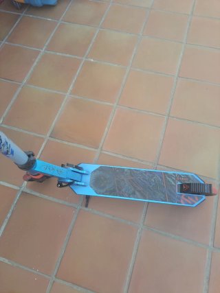 Patinete infantil azul con freno