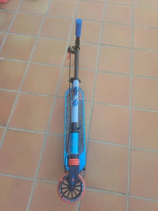 Patinete infantil azul con freno