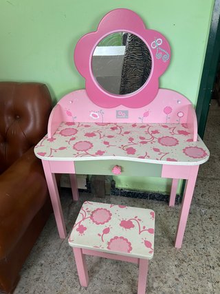 Tocador infantil con taburete