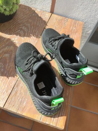 Zapatos de seguridad negros y verdes