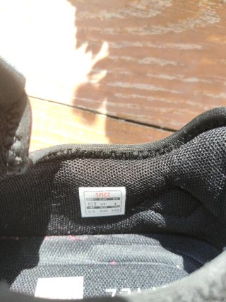 Zapatos de seguridad negros y verdes