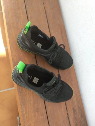 Zapatos de seguridad negros y verdes