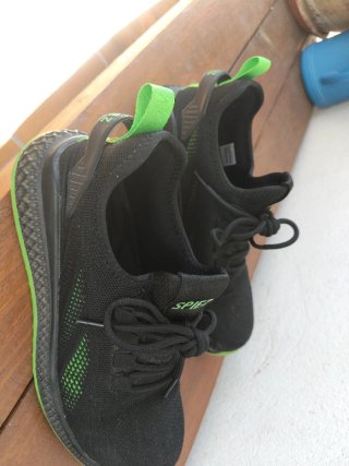 Zapatos de seguridad negros y verdes