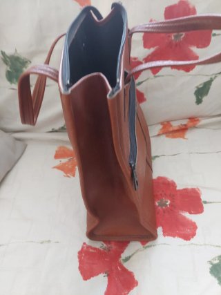 Bolso de piel marrón