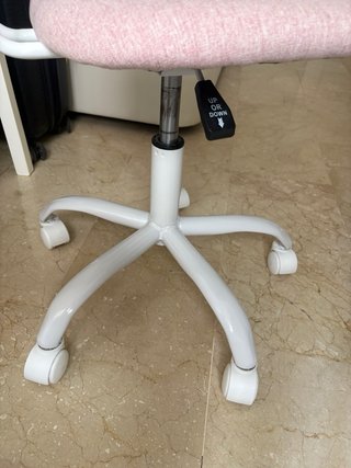 Silla de oficina rosa y blanca