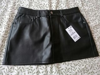 Falda pantalón efecto piel negra T.38