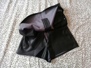 Falda pantalón efecto piel negra T.38