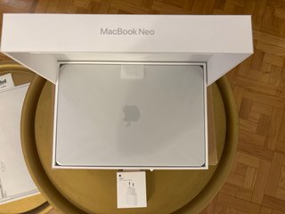 MacBook Neo Plateado Nuevo + Cargador USB-C