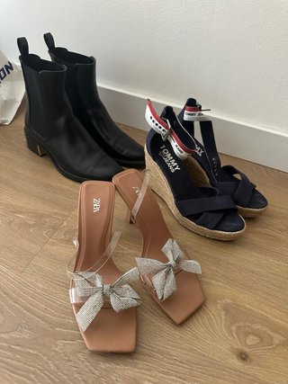Botines negros y cuñas azules