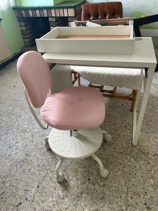 Escritorio Ikea y Silla Rosa