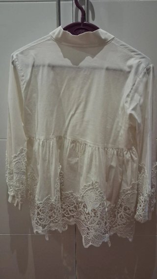 Camisa blanca con puntilla