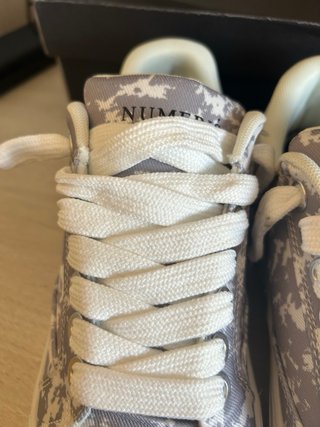 Zapatillas Numeris Gris y Blanco