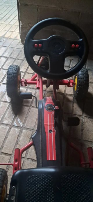 Coche de pedales para niño