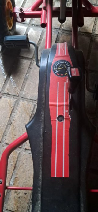 Coche de pedales para niño