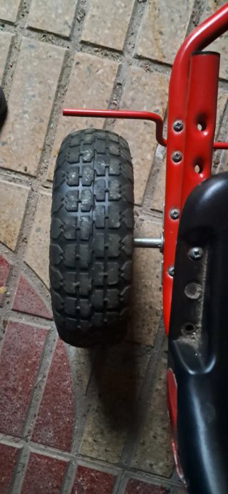 Coche de pedales para niño